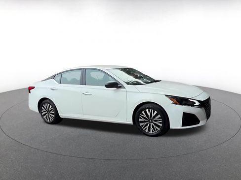 Used 2025 Nissan Altima 2.5 SV FWD image 2