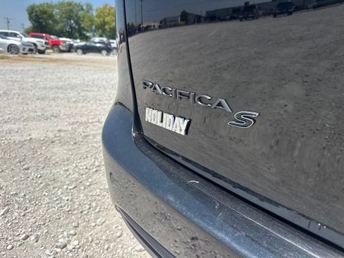 Used 2025 Chrysler Pacifica Limited FWD image 9