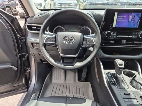 Used 2023 Toyota Highlander XLE AWD/4WD image 33