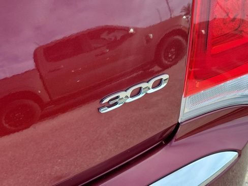 Used 2019 Chrysler 300 Limited image 8