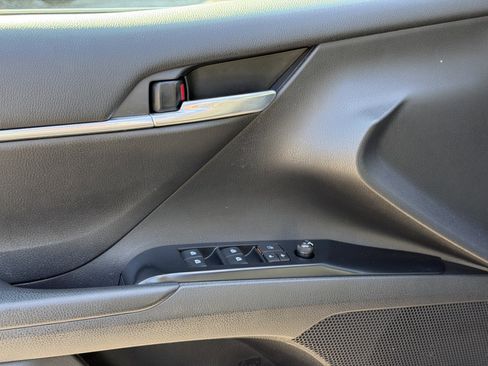 Used 2020 Toyota Camry image 9