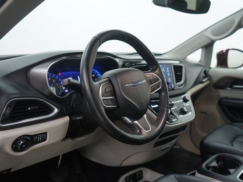 Used 2020 Chrysler Pacifica Touring-L Plus image 17