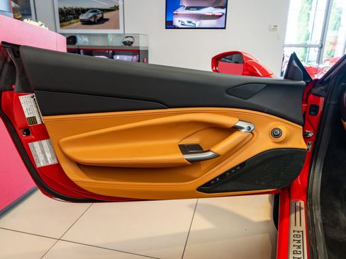 Used 2021 Ferrari F8 Tributo RWD image 8