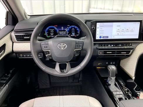 Used 2025 Toyota Camry XLE image 5