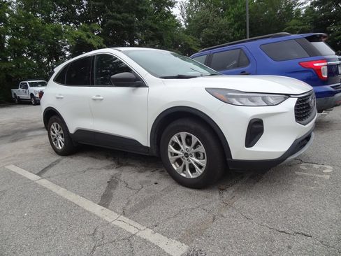 Used 2023 Ford Escape Active w/ Tech Pack #1 AWD/4WD image 2