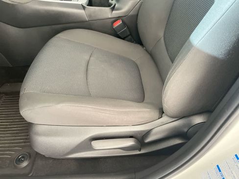 Used 2022 Toyota RAV4 LE AWD/4WD image 12