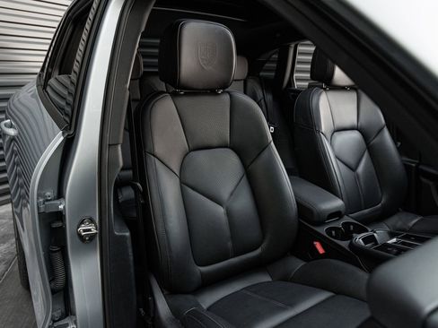 Certified 2025 Porsche Macan AWD/4WD image 36