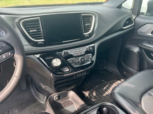 Used 2023 Chrysler Pacifica Touring-L w/ S Appearance Package image 6
