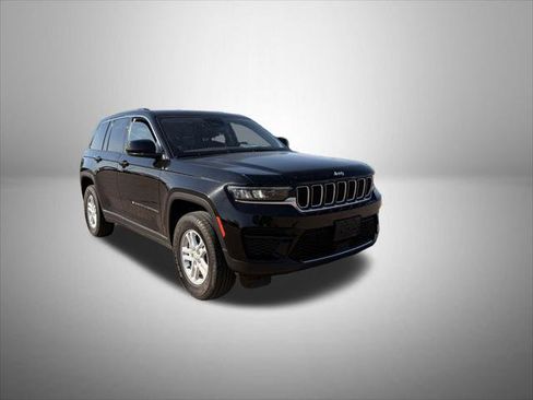 Certified 2023 Jeep Grand Cherokee Laredo AWD/4WD image 3