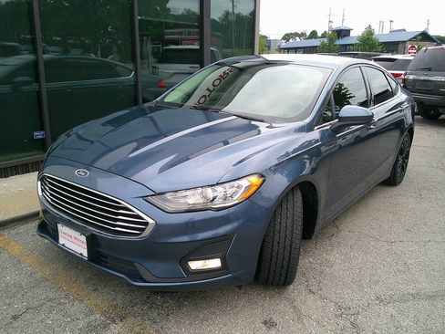 Used 2019 Ford Fusion SE w/ Equipment Group 151A FWD image 2