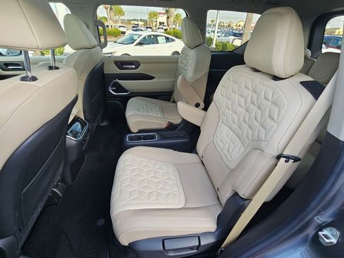 Used 2025 Nissan Armada Platinum image 18