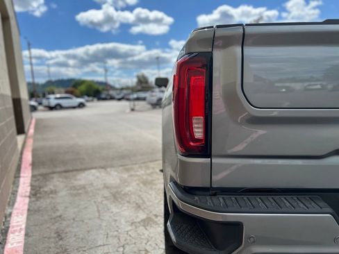 Used 2025 GMC Sierra 1500 AT4 w/ Technology Package AWD/4WD image 8