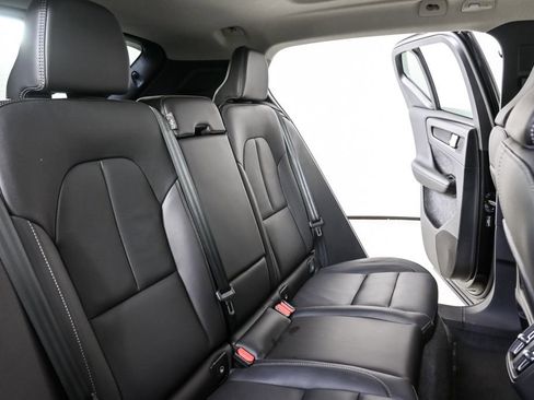 Used 2025 Volvo XC40 B5 Plus image 23