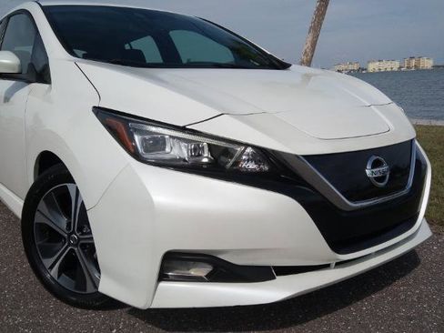 Used 2020 Nissan Leaf SV w/ SV Technology Package FWD image 3