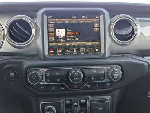 Used 2019 Jeep Wrangler Unlimited Sahara image 12