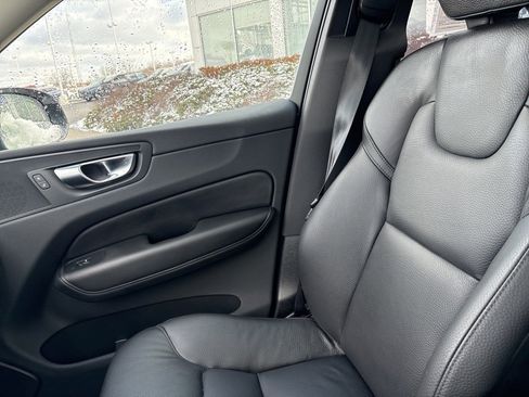 Used 2025 Volvo XC60 B5 Plus image 27