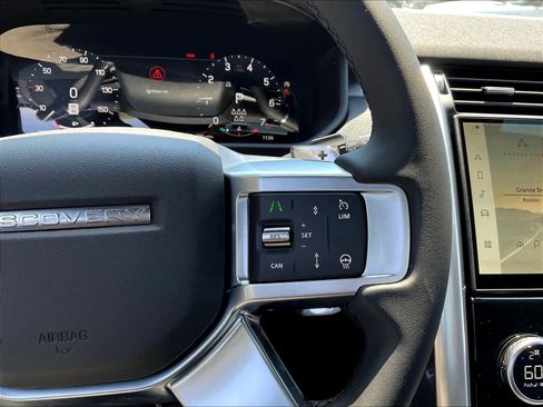New 2025 Land Rover Discovery Dynamic SE image 18