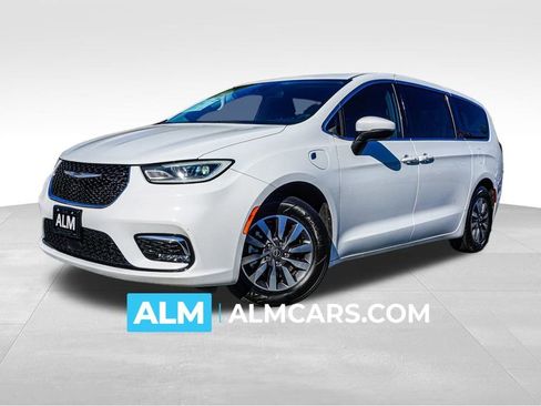 Used 2023 Chrysler Pacifica Touring-L image 1