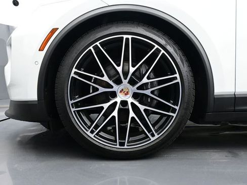 Certified 2025 Porsche Macan Electric image 6