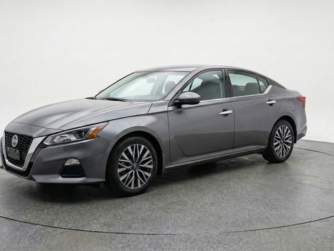 Used 2025 Nissan Altima 2.5 SV image 3