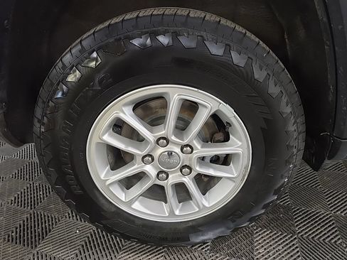 Used 2018 Jeep Grand Cherokee Laredo AWD/4WD image 15