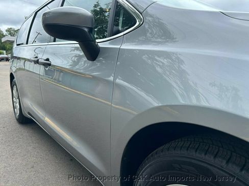 Used 2020 Chrysler Voyager L FWD image 21