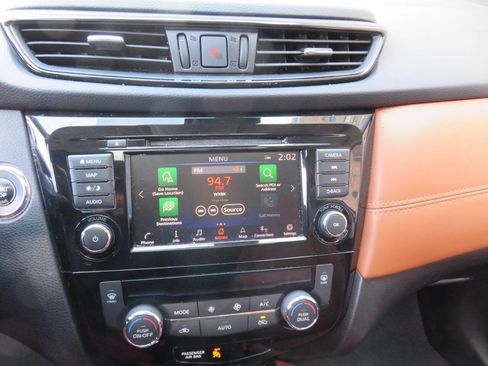 Used 2018 Nissan Rogue SL w/ Premium Package image 19