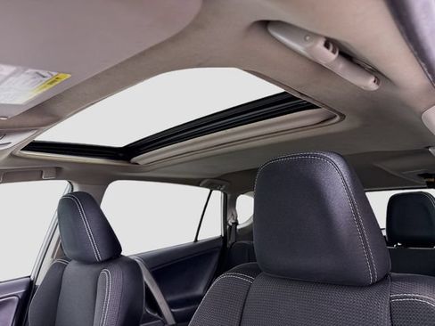 Used 2018 Toyota RAV4 XLE AWD/4WD image 19