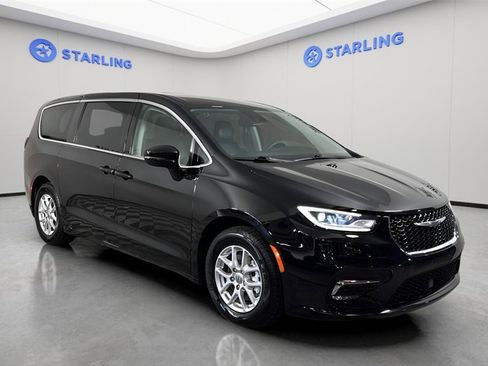 Used 2024 Chrysler Pacifica Touring-L image 14