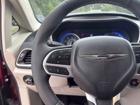Used 2023 Chrysler Pacifica Touring-L FWD image 19