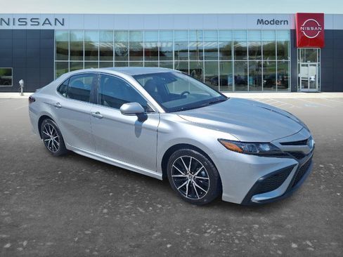 Used 2023 Toyota Camry SE FWD image 3