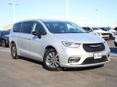 Used 2024 Chrysler Pacifica Select