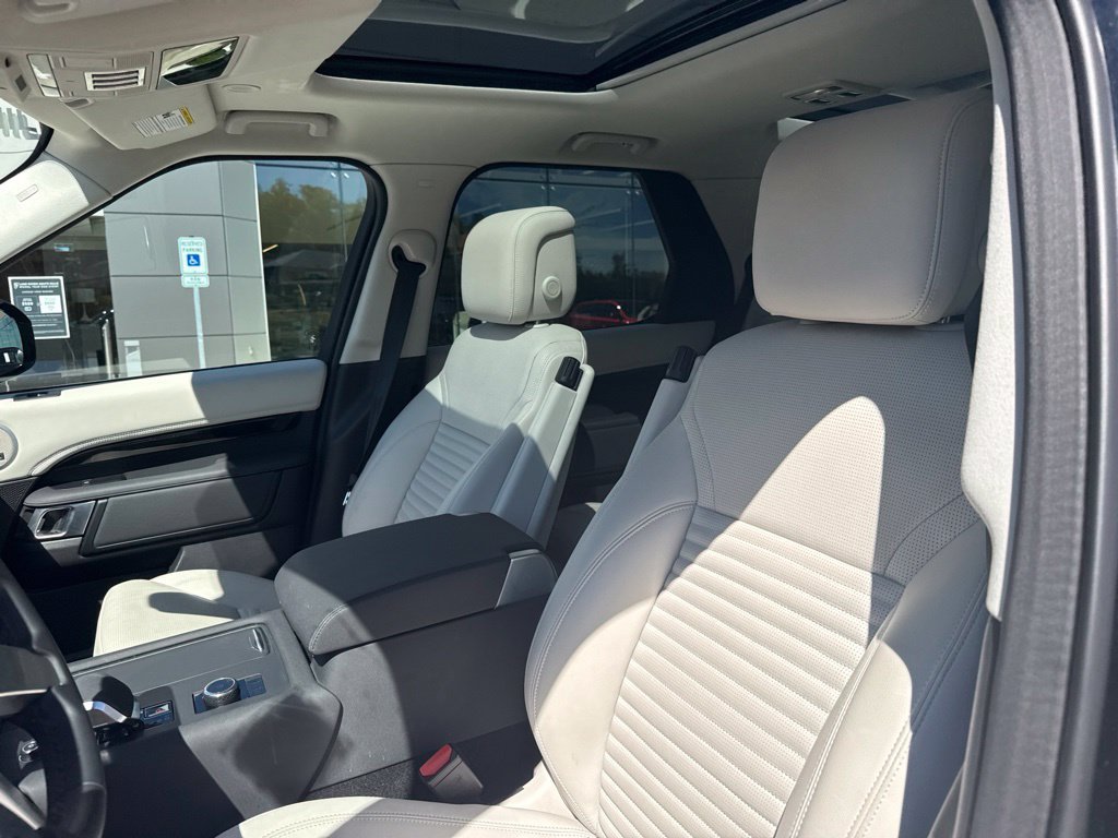 Certified 2025 Land Rover Discovery S AWD/4WD image 11