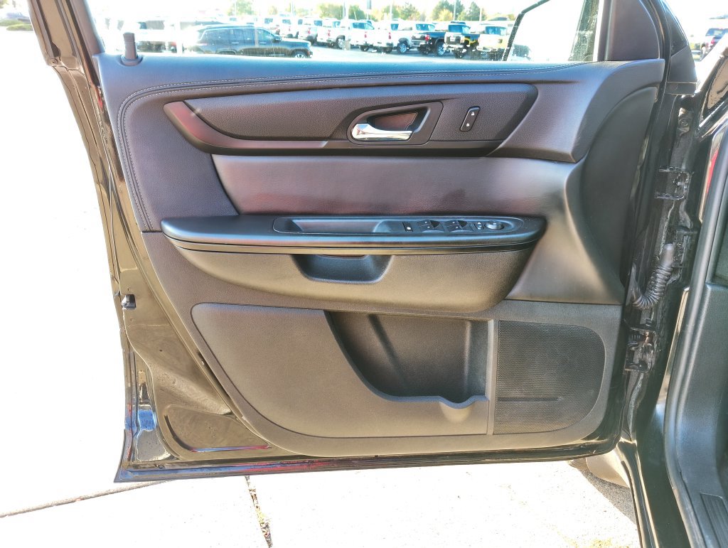 Used 2017 Chevrolet Traverse LT w/ Style and Technology Package FWD image 9