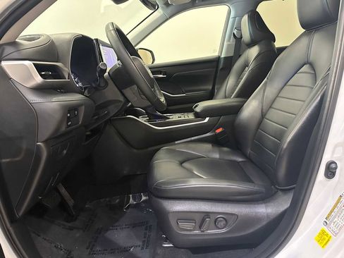 Used 2023 Toyota Highlander XLE AWD/4WD image 21