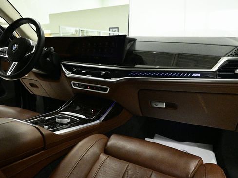 Used 2025 BMW X7 M60i image 14