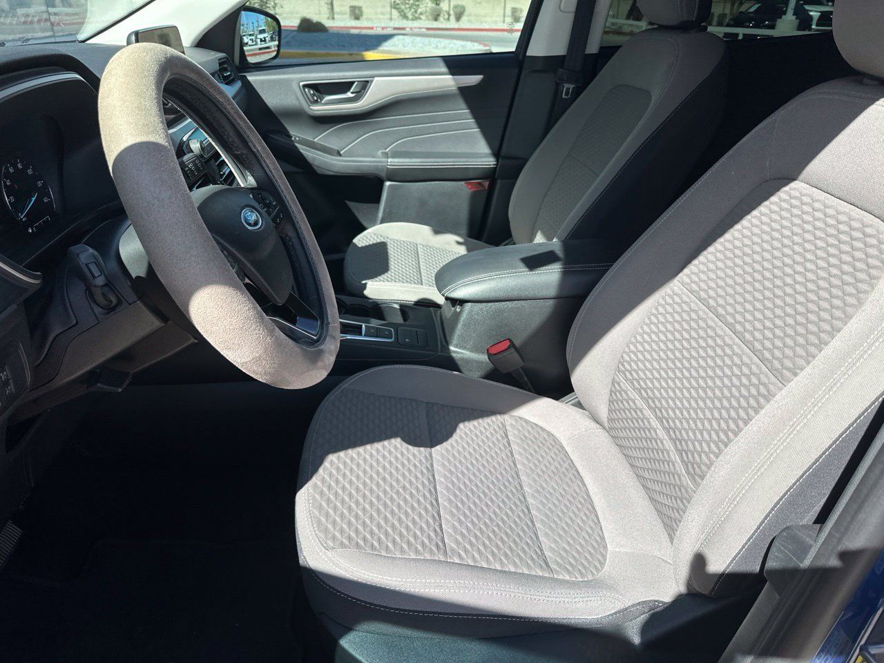 Used 2022 Ford Escape SE w/ SE Sport Appearance Package FWD image 3