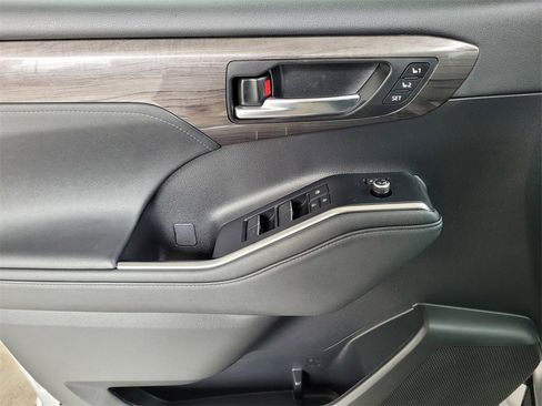 Used 2023 Toyota Highlander Limited image 23