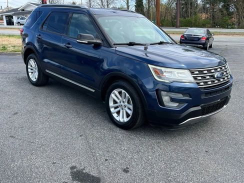 Used 2017 Ford Explorer XLT FWD image 3