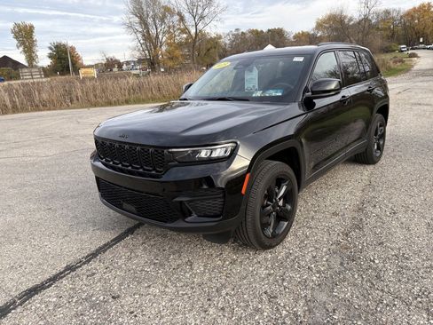 Used 2023 Jeep Grand Cherokee Altitude image 4