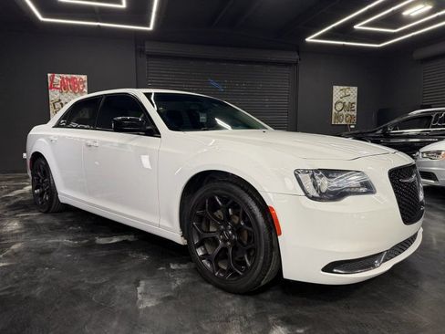 Used 2019 Chrysler 300 Touring w/ Sport Appearance Package RWD image 3