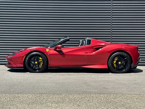Used 2022 Ferrari F8 Tributo RWD image 2