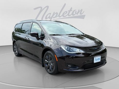 Used 2019 Chrysler Pacifica Touring-L w/ S Appearance Package FWD image 8