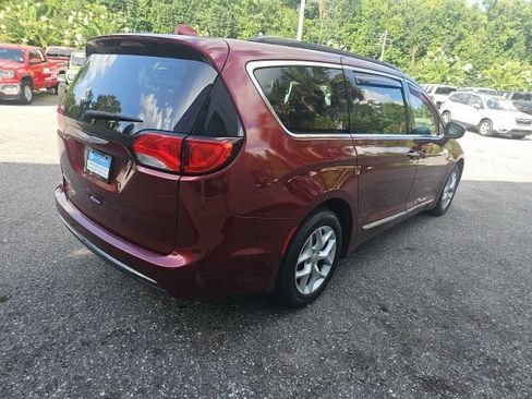 Used 2017 Chrysler Pacifica Touring-L w/ Tire & Wheel Group FWD image 8