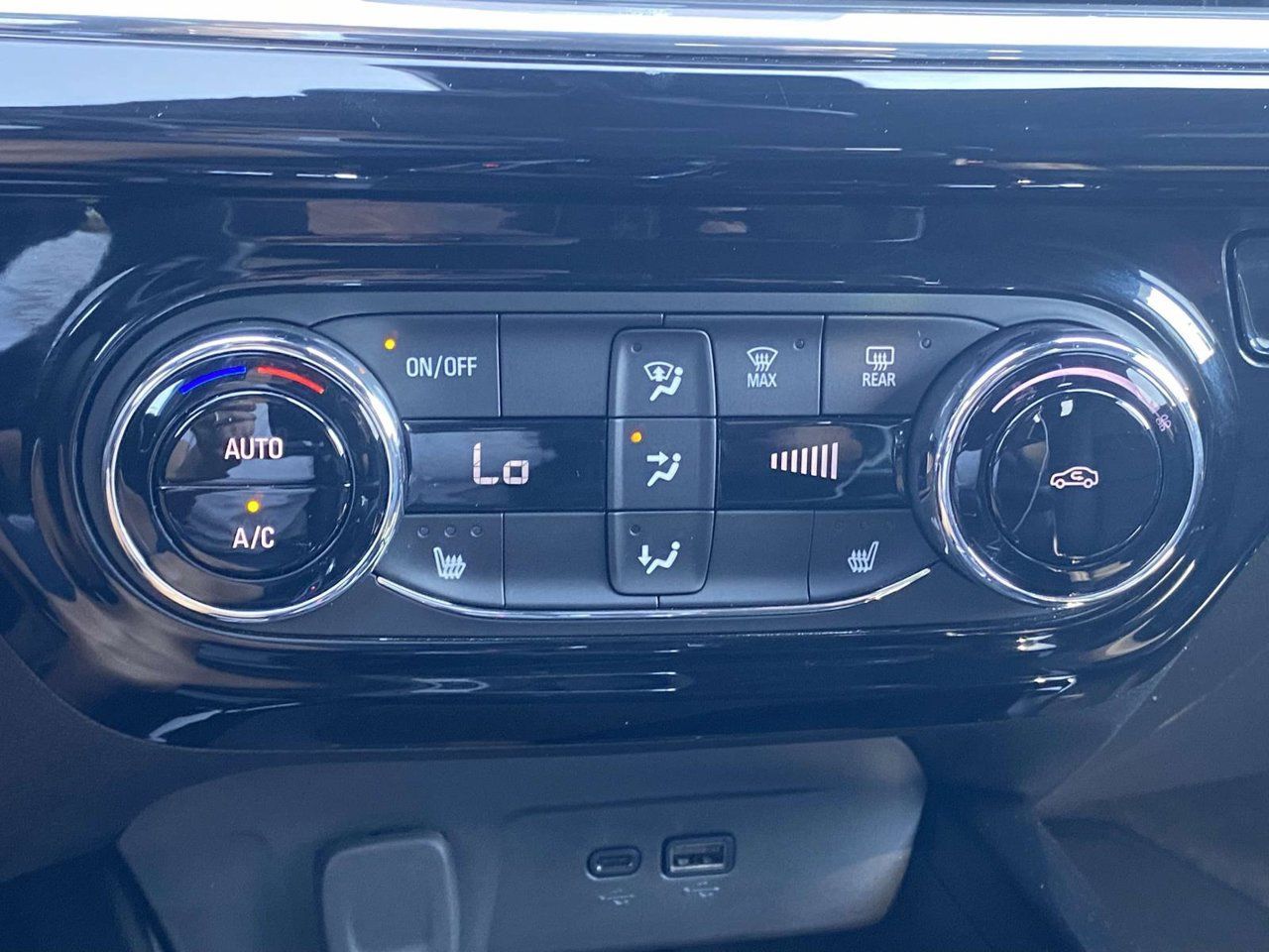 Used 2025 Chevrolet Trax RS FWD image 35