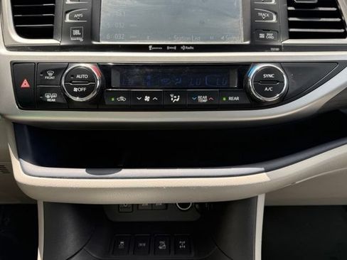 Used 2017 Toyota Highlander Limited AWD/4WD image 34