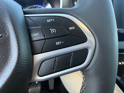 Used 2022 Chrysler Voyager LX FWD image 14