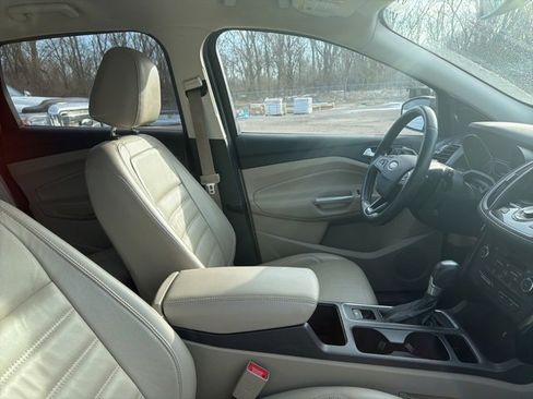 Used 2017 Ford Escape Titanium image 4