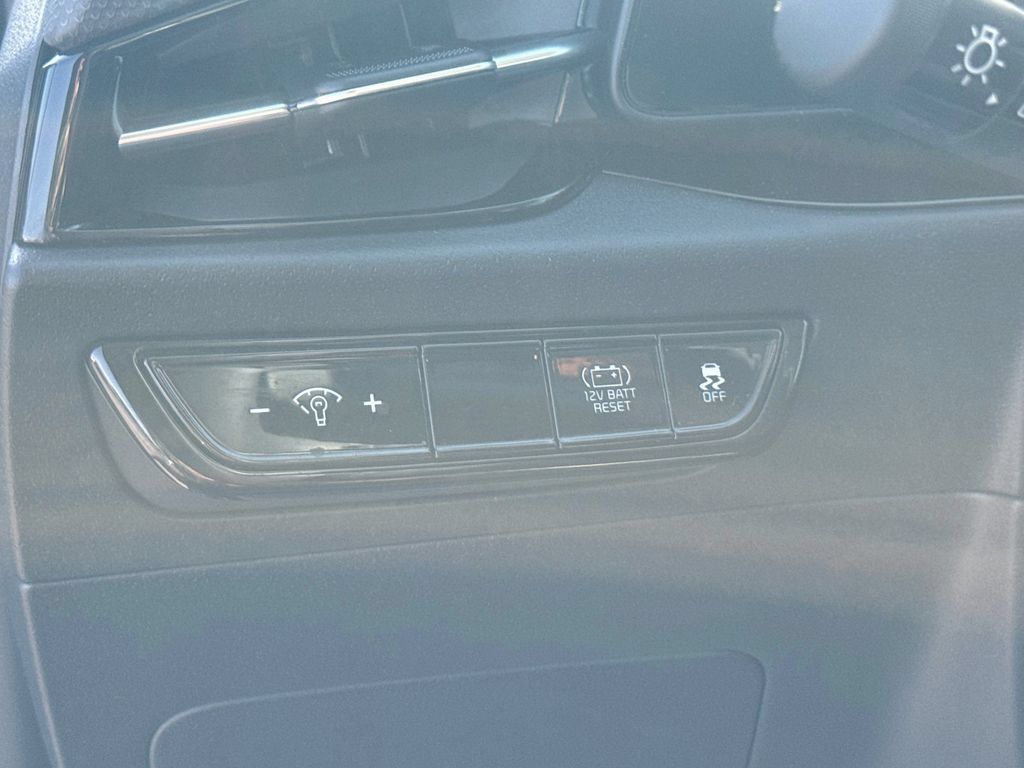 Certified 2025 Kia Niro EX FWD image 13
