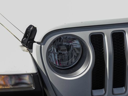 Used 2018 Jeep Wrangler Unlimited Sahara AWD/4WD image 12